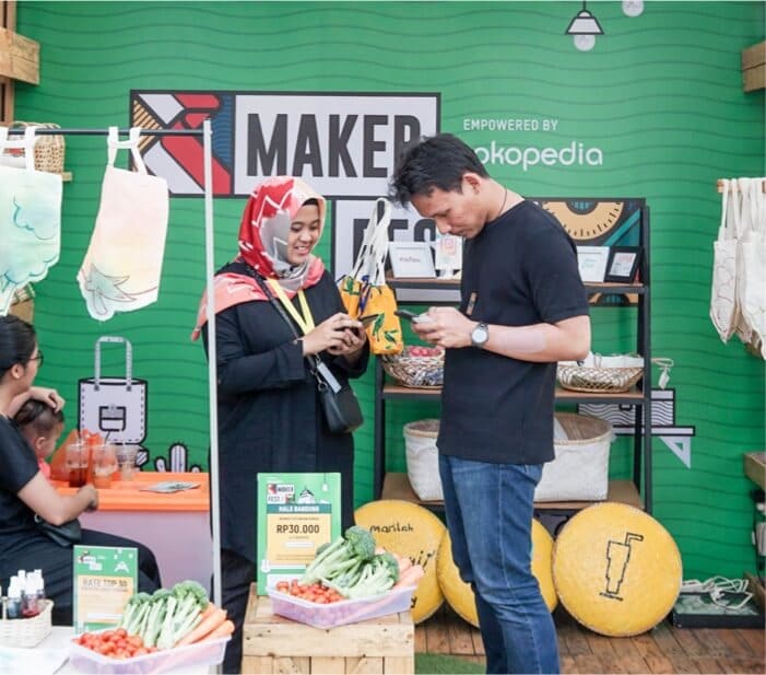 Akun media sosial X @ecommurz dengan informasi tentang Tokopedia